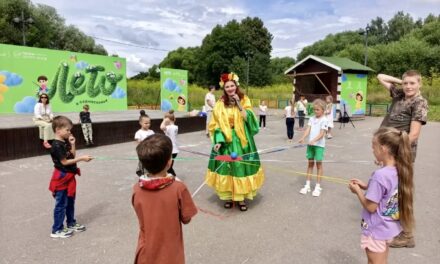 В городском парке культуры и отдыха города Чехова сотрудники ДК «Мечта» и. о. Чехов провели интерактивную программу «Солнечное настроение» для детей.
